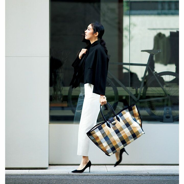 バッグ［縦39×横50×マチ20cm］￥210,000（JIMMY CHOO）、ジャケット￥46,000・パンツ￥2 9,000（ebure）、ブラウス￥29,000（theory luxe）、靴￥79,000（ジャンヴィト ロッシ ジャパン）、ブレスレット￥260,000・チャーム【ダイヤモンドのベル】￥800,000・【オニキス】￥420,000・【コゴロンベル】￥300,000（シャンテク レール 東京店）