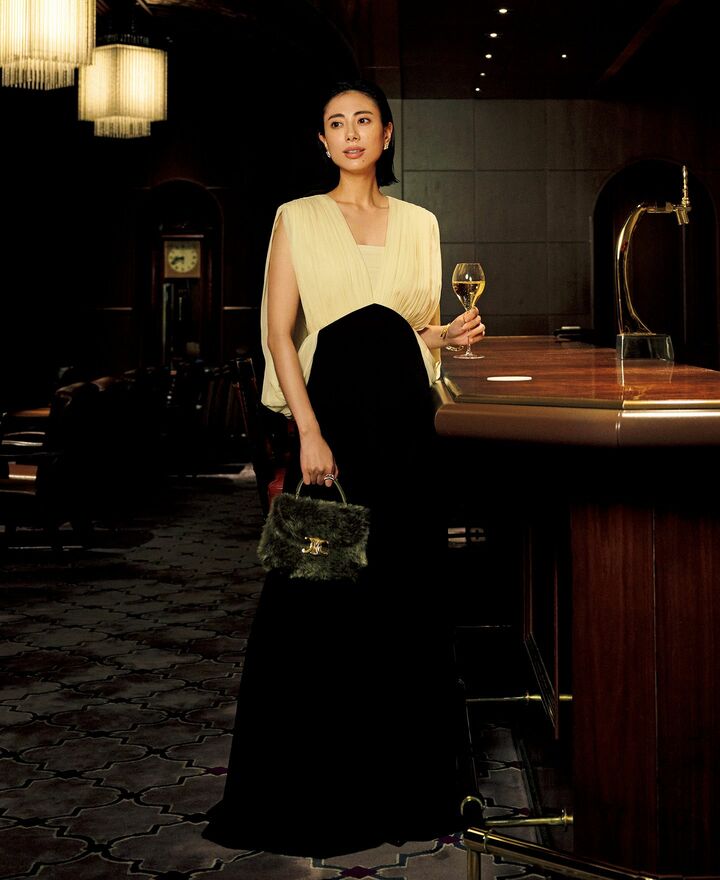 セリーヌのワンピースを着用したモデルの土屋巴瑞季さん