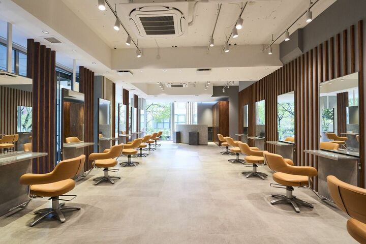 髪質改善や縮毛矯正なども得意なサロン。銀座での買い物ついでにも寄りやすい好立地で、30～50代の大人世代から高い支持が。