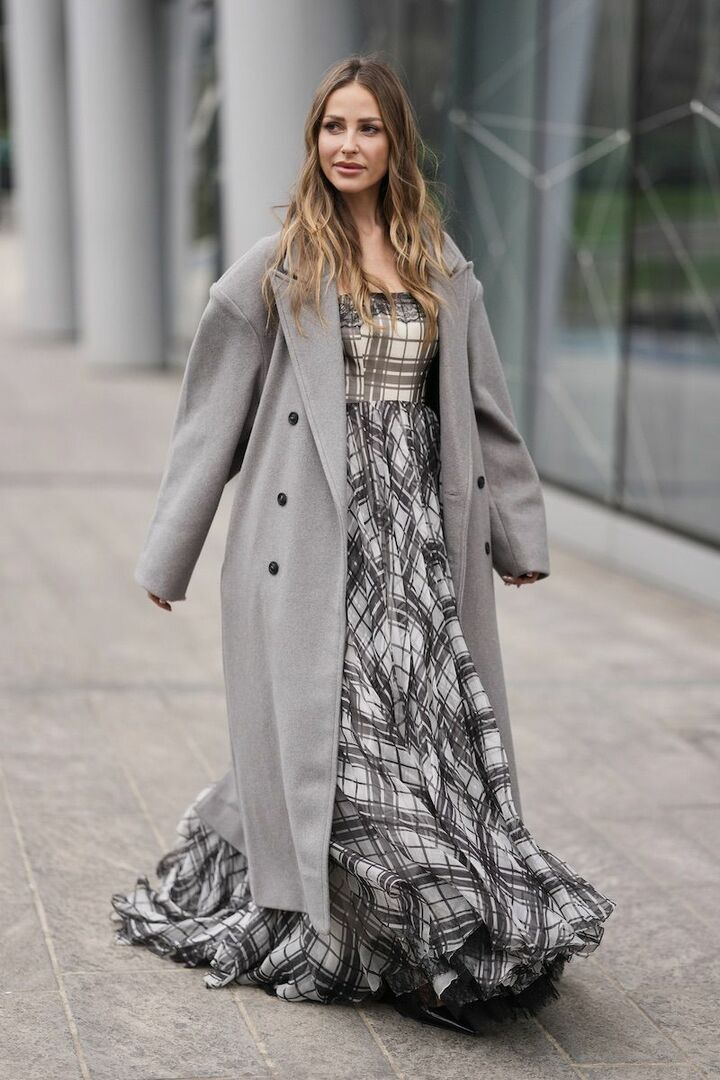 ネックラインと裾にあしらわれたレースがさりげないアクセント。