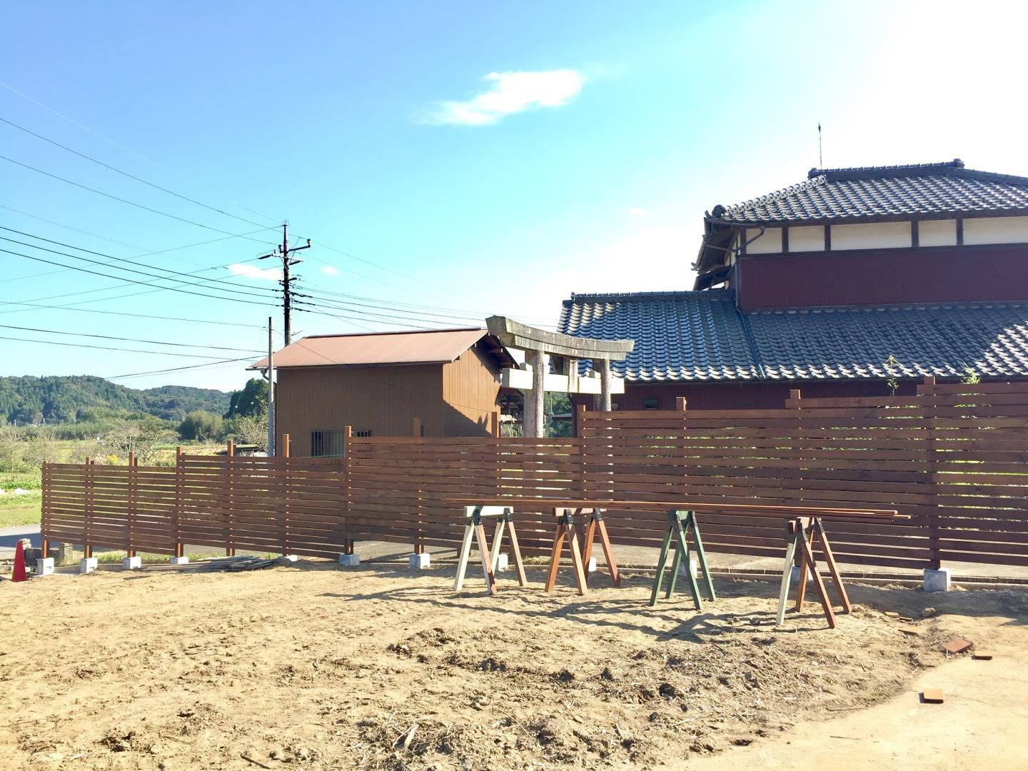 完成したフェンスの完成の様子(お隣は神社の参道です)