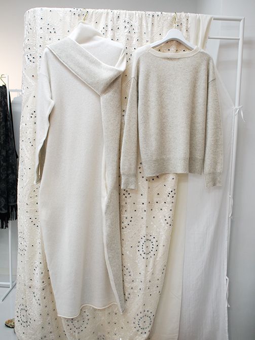 ハウス オブ ロータス(HOUSE OF LOTUS)2017秋展示会のカシミヤニット。左/ニットワンピース¥58,000、右/ニット¥36,000(ともに税抜)