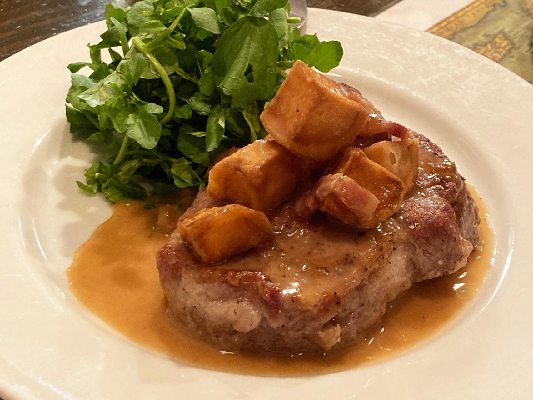 上質の豚肉を白ワイン、バターで味付け、ソテーにした「ルスティンネガア」はミラノの代表的郷土料理でボリューム満点。