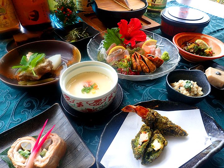 期間限定のJALファーストクラスディナーコース。「鶏飯風茶碗蒸し」や「奄美島豚八幡巻き」など、こだわりの品々が味わえる