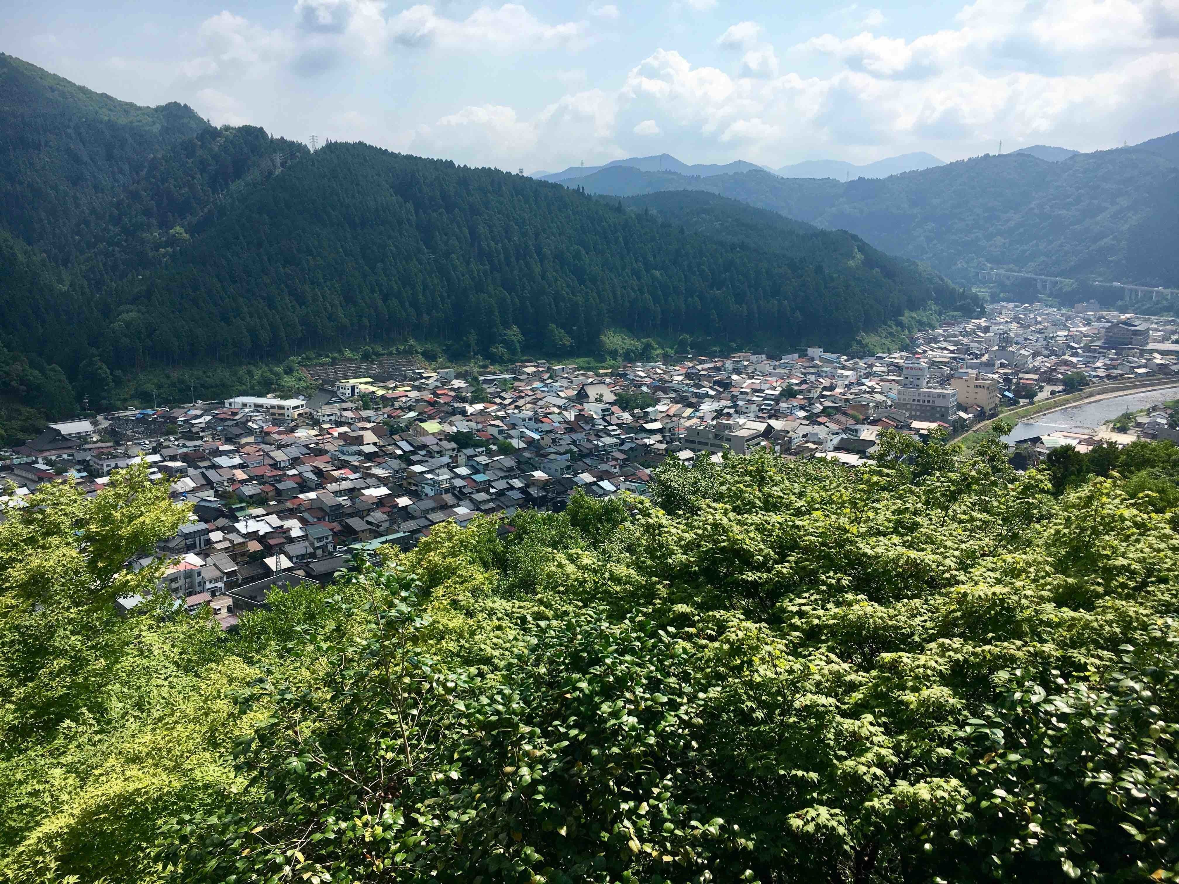 郡上八幡城の天守最上階から郡上市内をのぞむ。ふもとまでは東海北陸自動車道の郡上八幡ICから10分ほどで行ける。