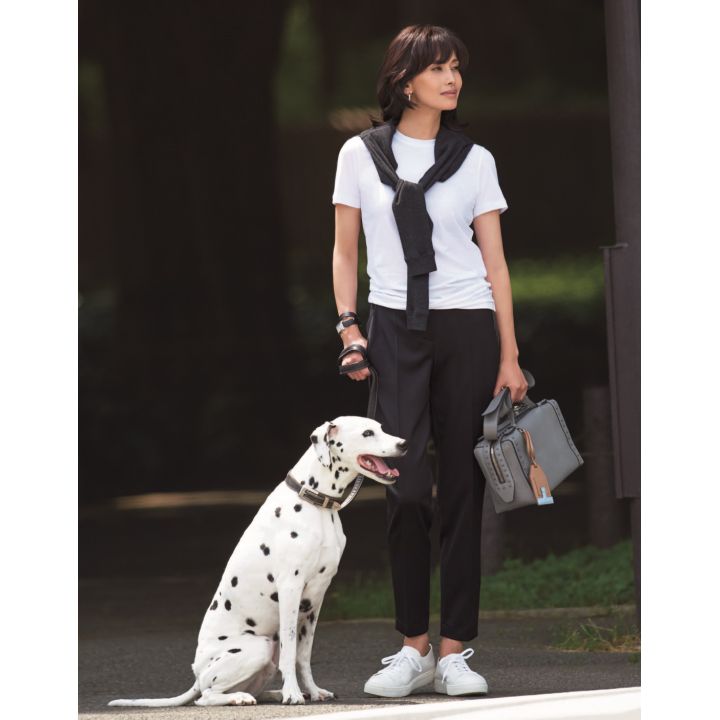 Tシャツ·パンツ·ニット(ブルネロ クチネリ ジャパン)、ピアス·時計(ティファニー·アンド·カンパニー·ジャパン·インク)、バッグ(トッズ·ジャパン)、靴(リエート〈サントーニ〉) 撮影/生田昌士(hannah) BY:『Precious9月号』小学館、2018年