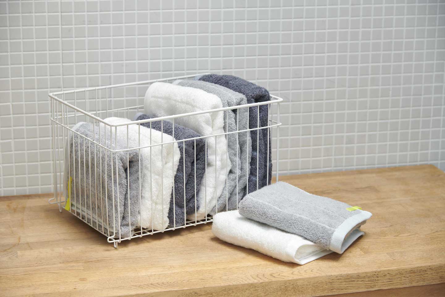 HAREYAKA TOWEL(はれやかタオル)バスタオル 50×120cm ¥3,500、スリムバスタオル 34×120cm ¥2,500、フェイスタオル 34×75cm ¥1,500、ミニテリー 25×25cm ¥700(カラー:ホワイト、シルバー、グレー)