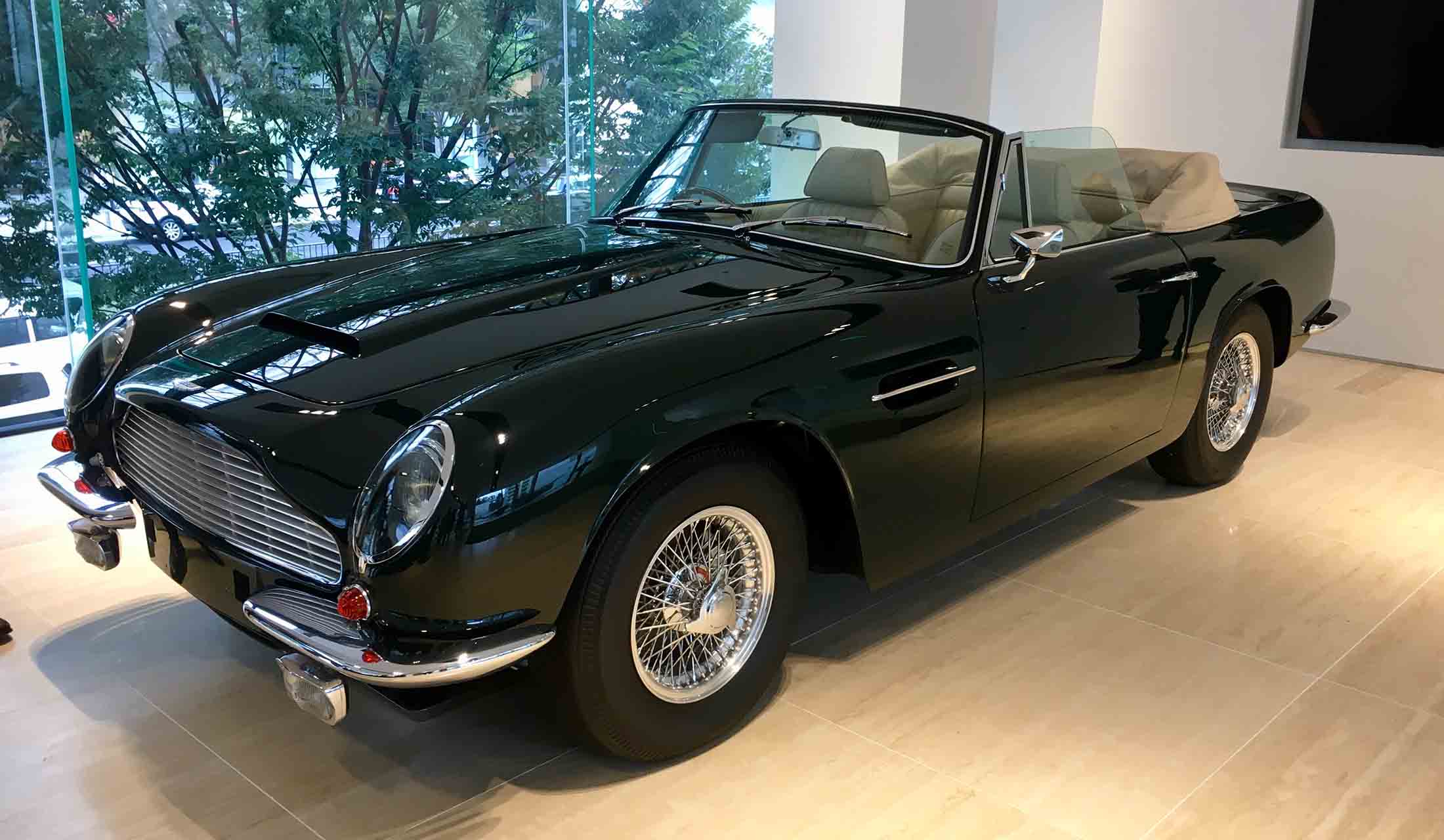 ショールームに展示されていた、名車「DB5」。今よりも手仕事の領域が多かった時代ならではの、華麗なスタイリングだ。