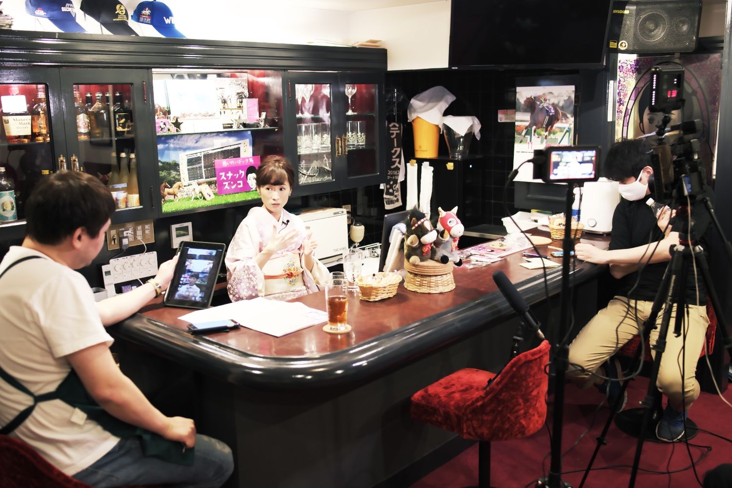 出演者はズンコママ、ボーイのユメちゃんこと近藤 夢さん。時折競馬好きの撮影ディレクターが会話に加わることも