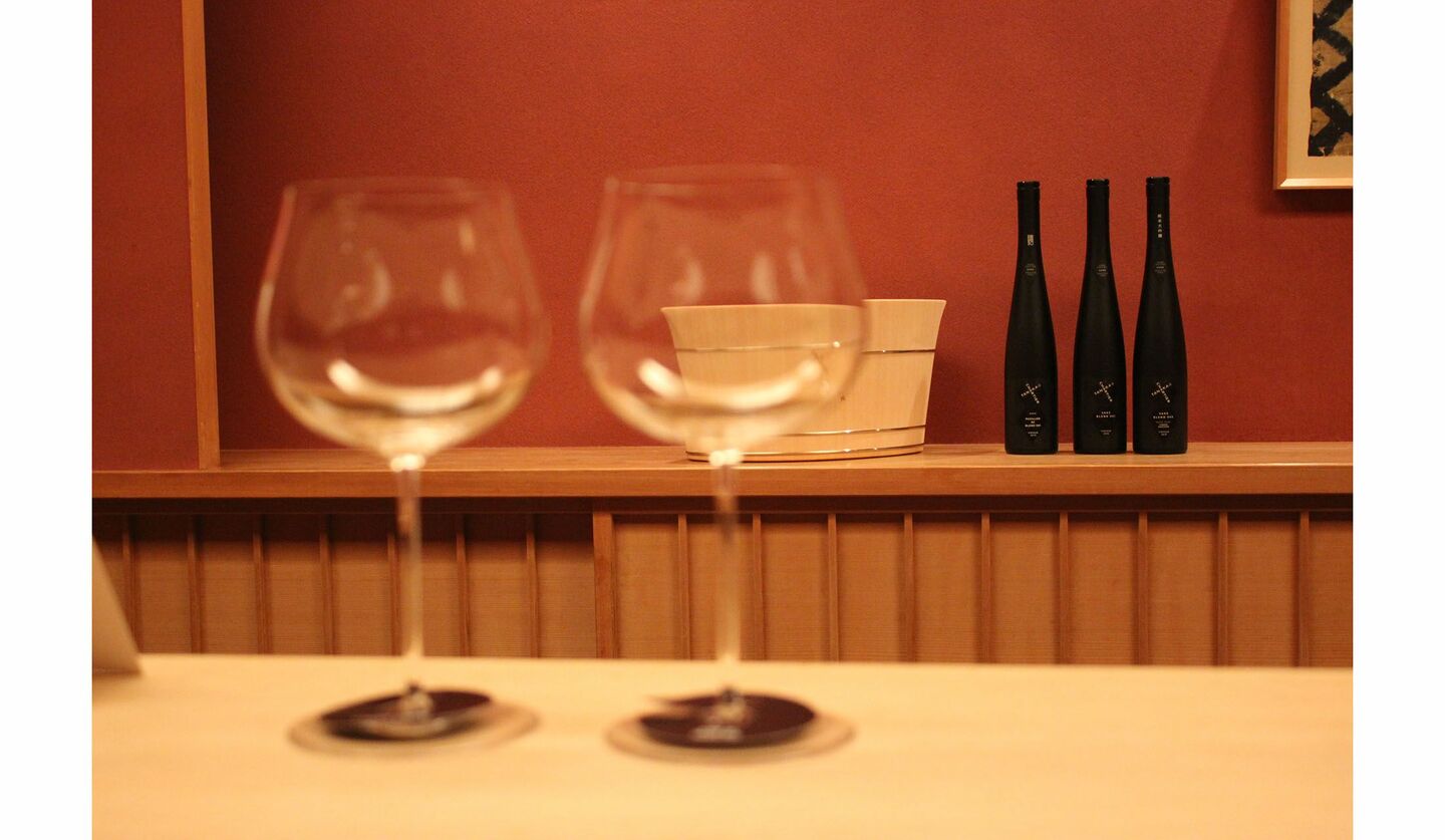 ワイングラスに注がれた日本酒「TANAKA 1789 X CHARTIER」の写真。