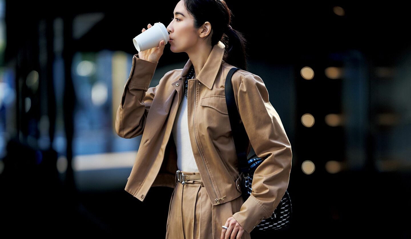 「マックスマーラ」のウエアを着用したモデルの立野リカさん