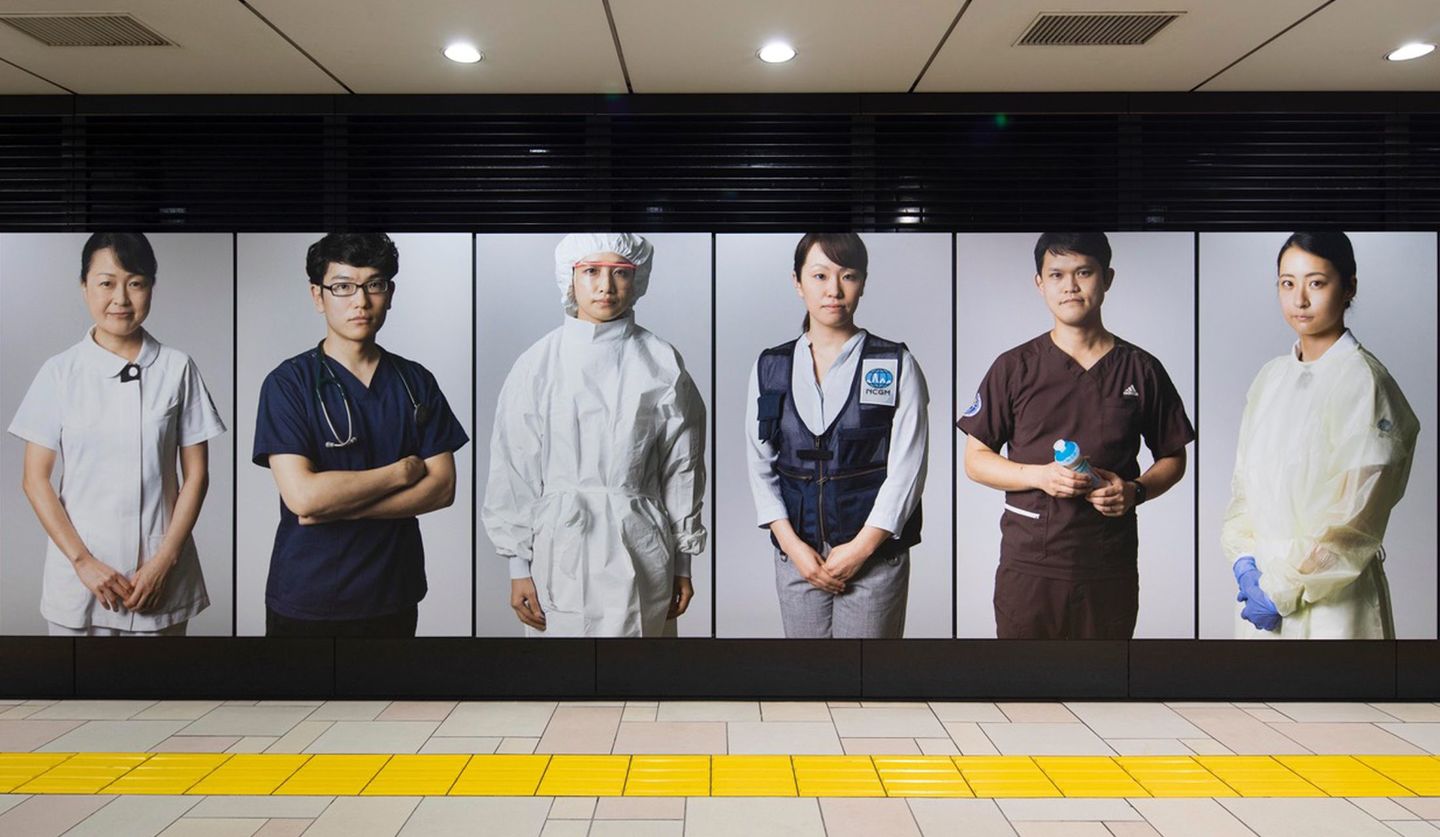 表参道駅で開催されている医療従事者ポートレート写真展