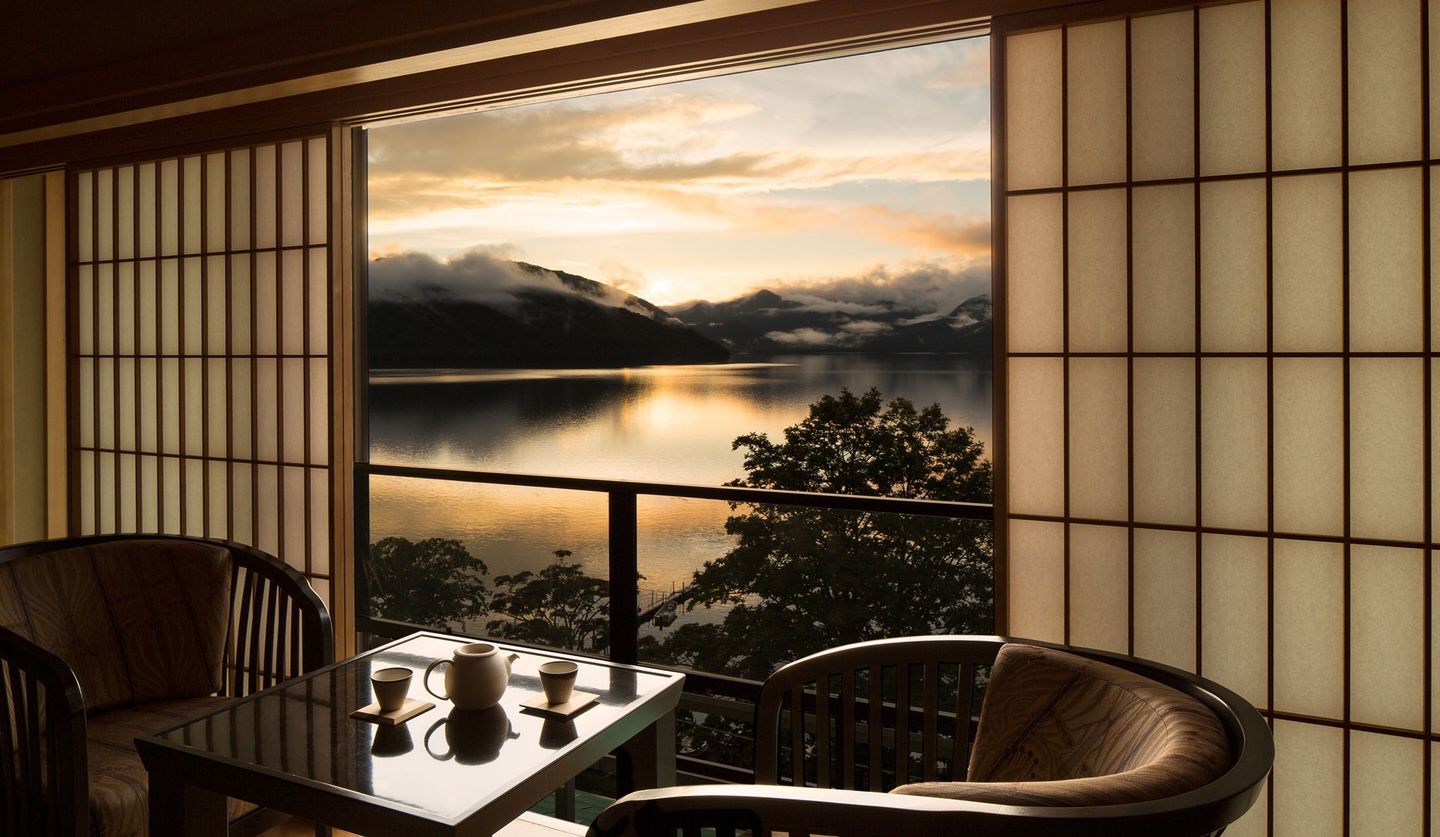 中禅寺湖に臨む「界 日光」の客室の写真