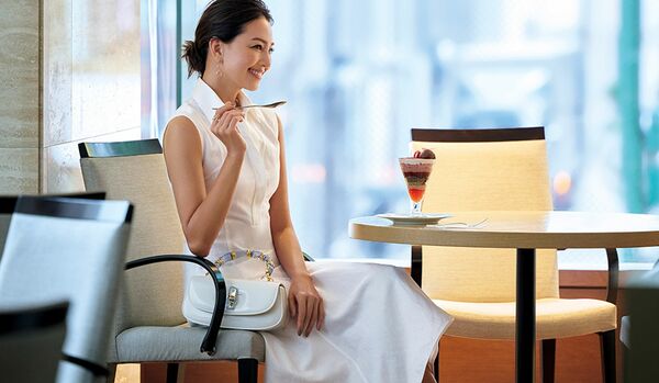 自然な光沢が美しい「グッチ」のシャツワンピース｜夏の暑さを感じさせない爽やかさ、モダンな気品、抜け感とフォーマル感