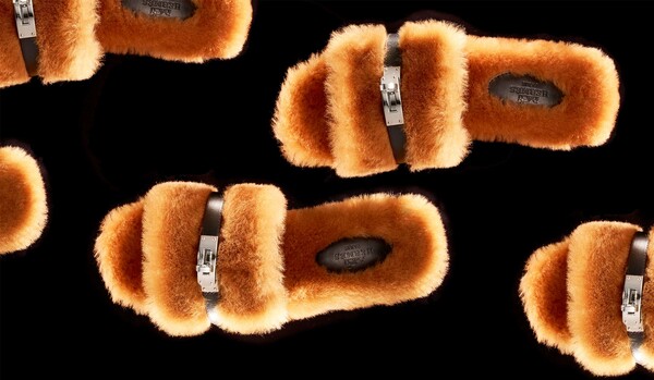 エルメスから届いた冬仕様のサンダルで、足元にふわふわな幸せ感を!