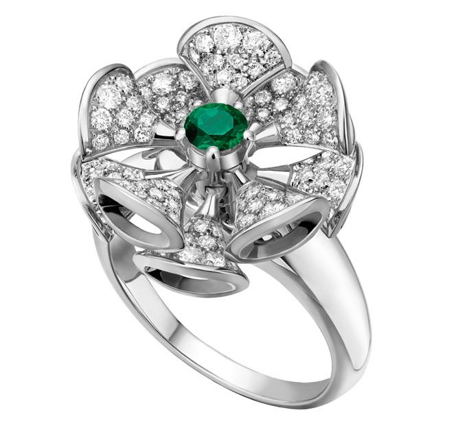 ホワイトゴールド×エメラルドで花開く洗練オーラを指先に。リング［WG×エメラルド×DIA］￥1,270,000