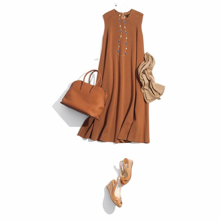 ワンピース￥90,000（ドゥロワー 六本木店≪ドゥロワー≫）　カーディガン￥18,000（エストネーション）　ネックレス『セルパンボエム』［YG×ダイヤモンド×ラピスラズリ］￥5,590,909（ブシュロン）　バッグ￥120,000（エポイ本店）　靴￥72,000（JIMMY CHOO）シングルピアス『セルパンボエム』［YG×ダイヤモンド×ラピスラズリ］￥370,909、リング『セルパンボエム』［YG×ダイヤモンド］￥1,463,636（ブシュロン）