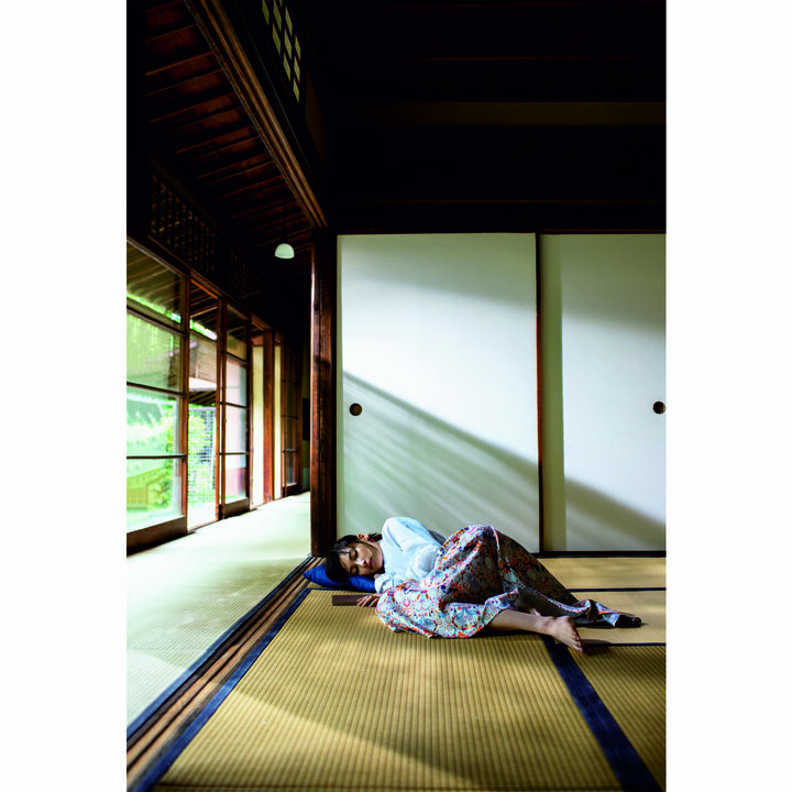 リネンのシャツ¥100,000（チェルキ〈ステファノ〉）、スカート¥30,000（チェルキ〈パオロ カッサリーニ〉）、ピアス［YG×サンゴ×アメシスト×ルビー］¥280,000（ボン マジック）、麻の座布団¥12,000（染司よしおか）その他／私物