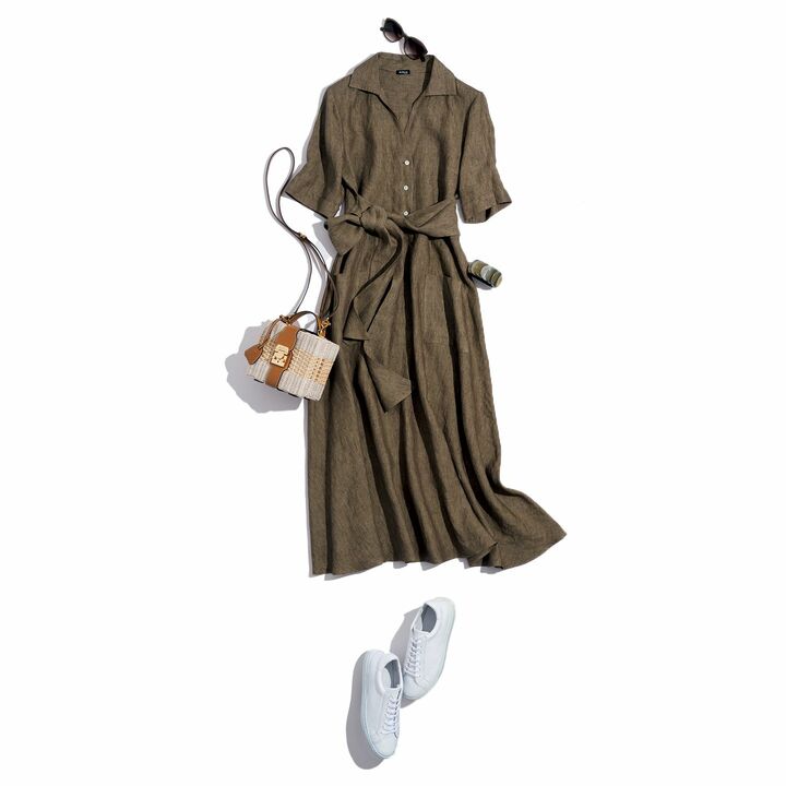 靴「9838」￥24,000（ハイブリッジ インターナショナル〈エーエムビー〉）、ワンピース￥166,000（キートン）、サングラス￥28,000（アイヴァン PR）、バングル￥15,000（チェルキ〈ギャレッタ〉）、バッグ￥359,000（ブルーベル・ジャパン〈マーク クロス〉） ［Precious2020年6月号83ページ］