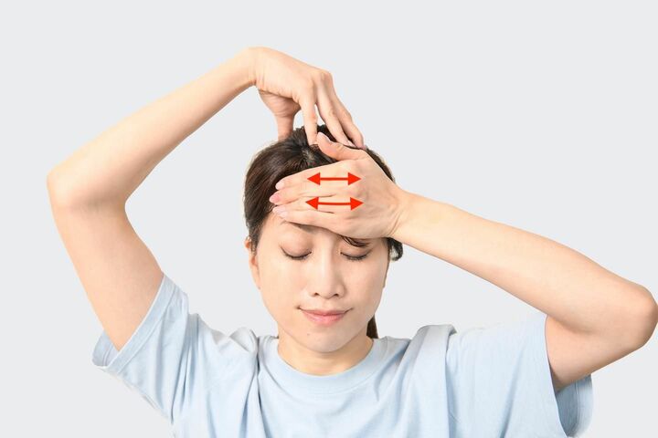 額に当てている左手のひらを左右に小さく動かす