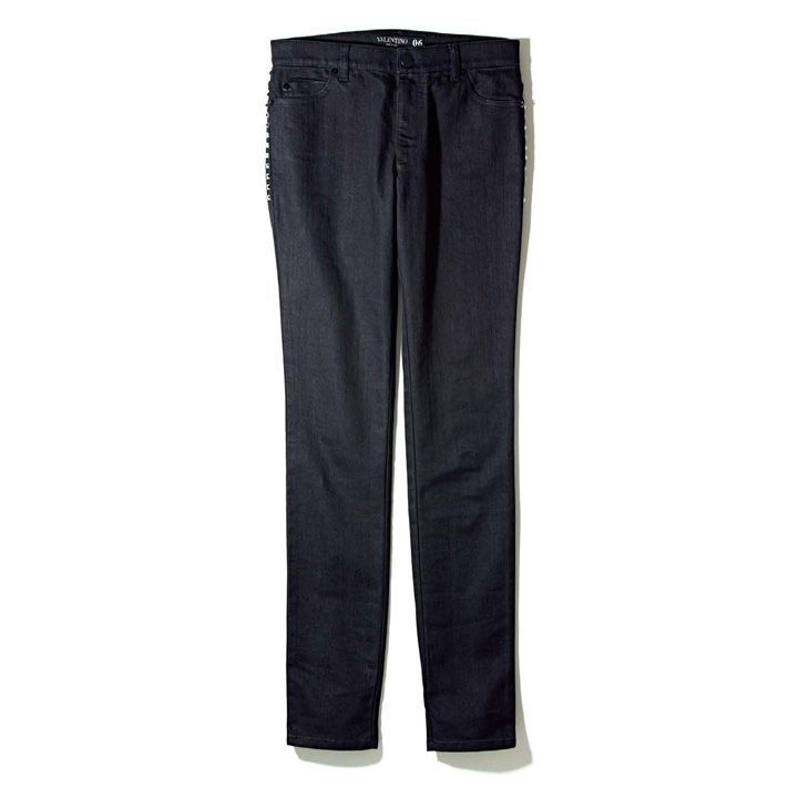 デニム「VALENTINO ROCKSTUD UNTITLED（ヴァレンティノ ロックスタッズ アンタイトルド）」［サイズ展開：24～27インチ］￥115,000（ヴァレンティノ ジャパン〈ヴァレンティノ〉）　[Precious2018年10月号167ページ]