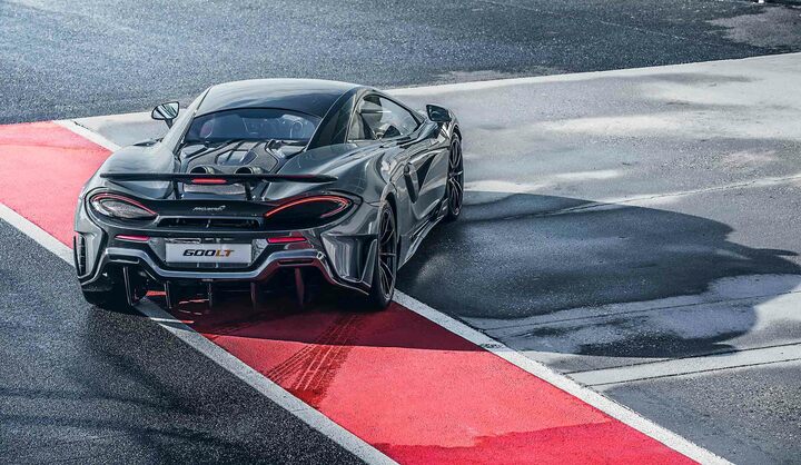 有機的なラインで構成された600LTは、どの角度から眺めても美しい。