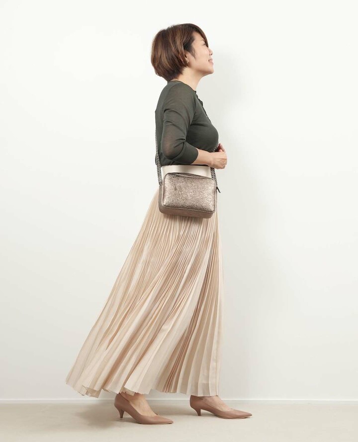 ダスティピンクのスカートを着用したスタイリストの望月律子さん