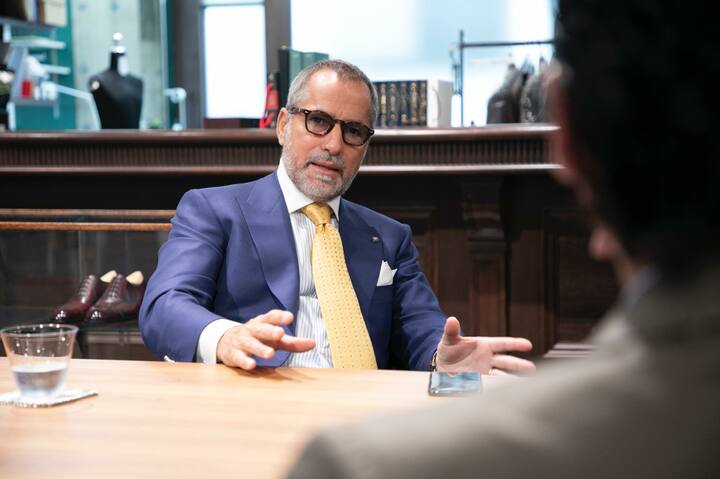 ローマのアトリエで会って以来、４年振りにガエタノ・アロイジオ氏と対面。いつも丁寧に服づくりの背景を説明してくれる。アロイジオ氏が着用したスーツは、現在、サルトリアを代表するモデルで、シングルひとつボタンのピークドラペル。実にエレガンスの漂うスタイルだ。