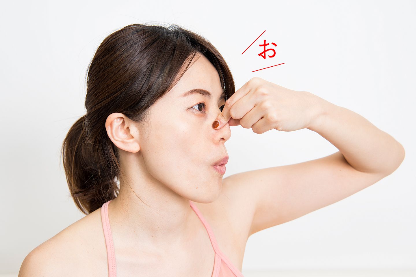 むくみが気になる部分をつまみながら「お」と口を動かす