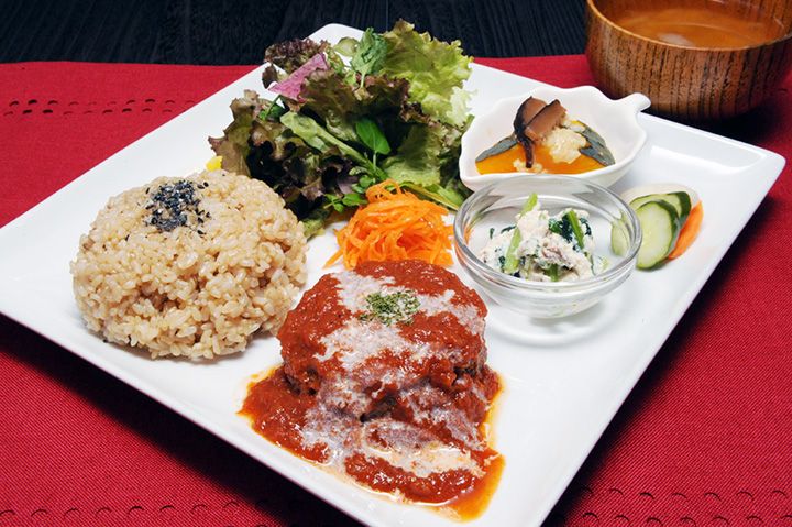 『ランチプレート』 ¥1,000~、ハンバーグプレート(写真) ¥1,480