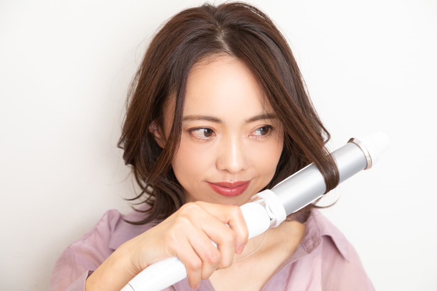 前髪を内巻きに、毛先から一回転巻き込む。