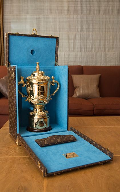 ルイ・ヴィトンがデザインしたラグビーワールドカップ2015のウェブ・エリス・カップを運ぶケース