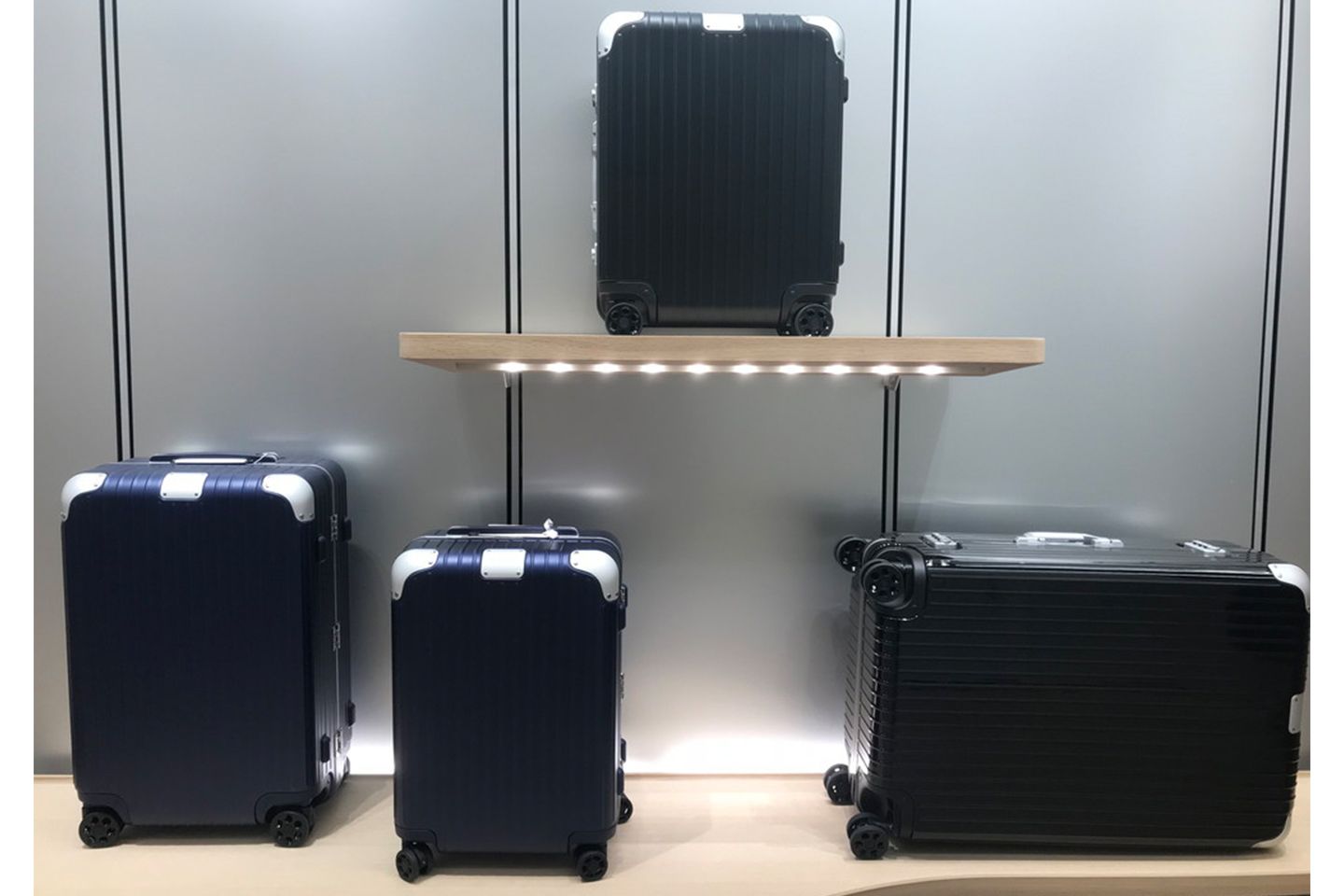 ボディー上部に「RIMOWA」の文字が刻まれたHYBRIDモデルは5サイズ展開