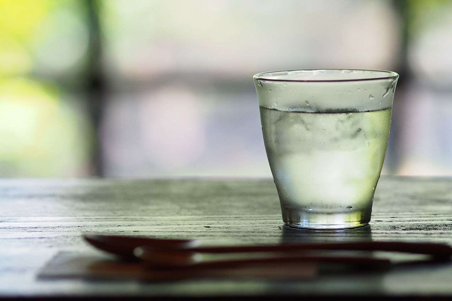 水分補給をする女性