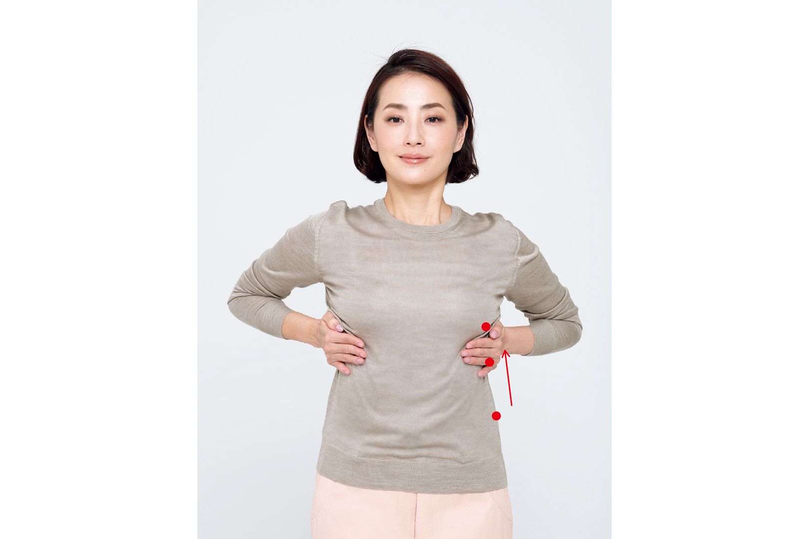両手を脇に置き、肋骨を左右から挟む。下から上にさするようにして圧をかける。自分が心地よいと思う強さがベスト。下から上へ順に行う。圧をかける場所は、おへそ、みぞおち、胸の高さ。3か所×3回を1セットとして、1セット行って。
