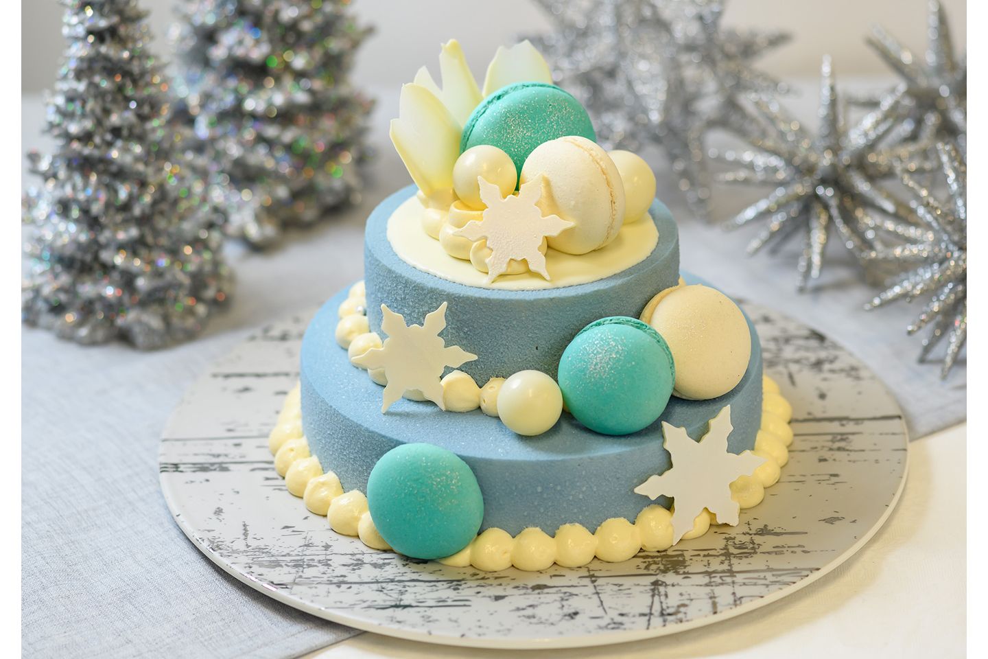 「スノー グリッター ケーキ(Snow Glitter Cake)」 下段:直径18cm・上段直径12cm×H14cm ¥6,458 ※限定100個、渋谷ヒカリエ シンクス限定