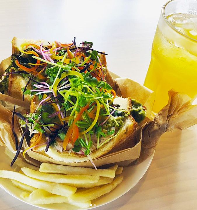 ジューシーなチキンを島野菜で挟んだ「アボカドチキンサンド」はボリューム感のある一品