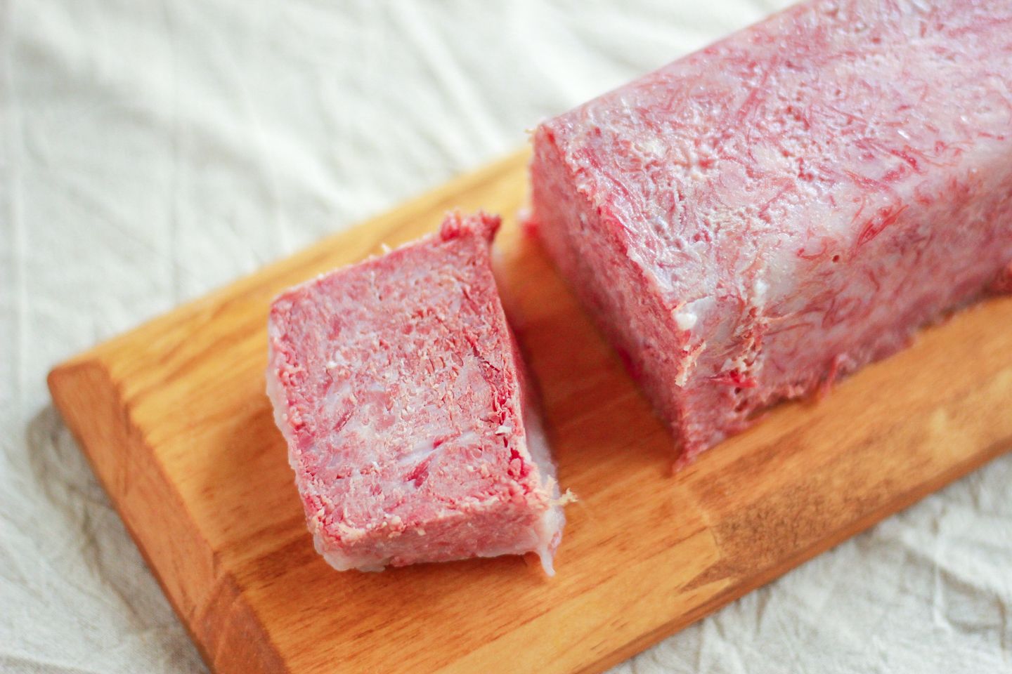 繊維状の牛肉がみっちり詰まっている。自家製コンビーフ¥2,160(税込)(千駄木腰塚)