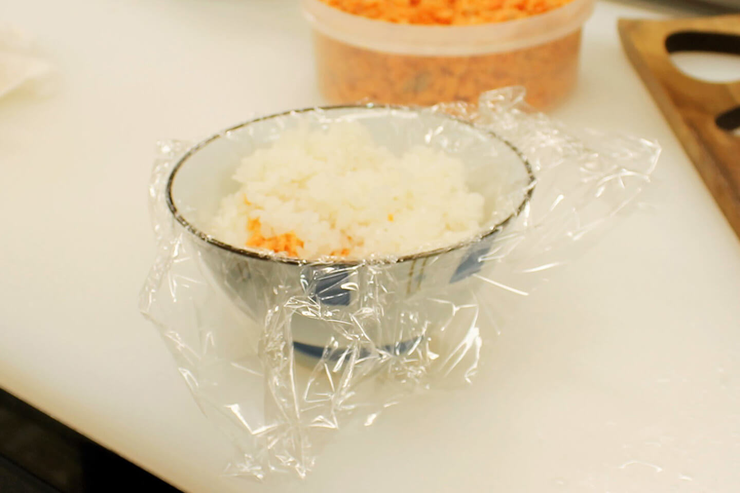 具材に蓋をするように被せます。このとき、ぎゅっと押しつけないように!