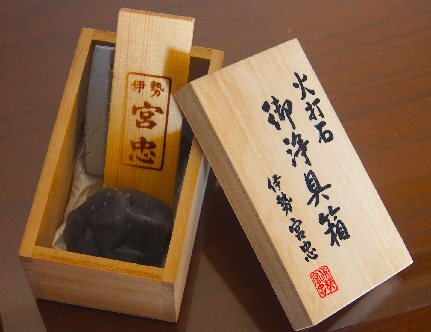 ■3つ目のおもてなし:最後に、石言葉に成功や長寿の意味をもつメノウ石を使用して、切り火をします。邪悪なものは火を嫌うため、施術の前に身を清め、心の中の邪気や邪念を取り払うために行ってくれます