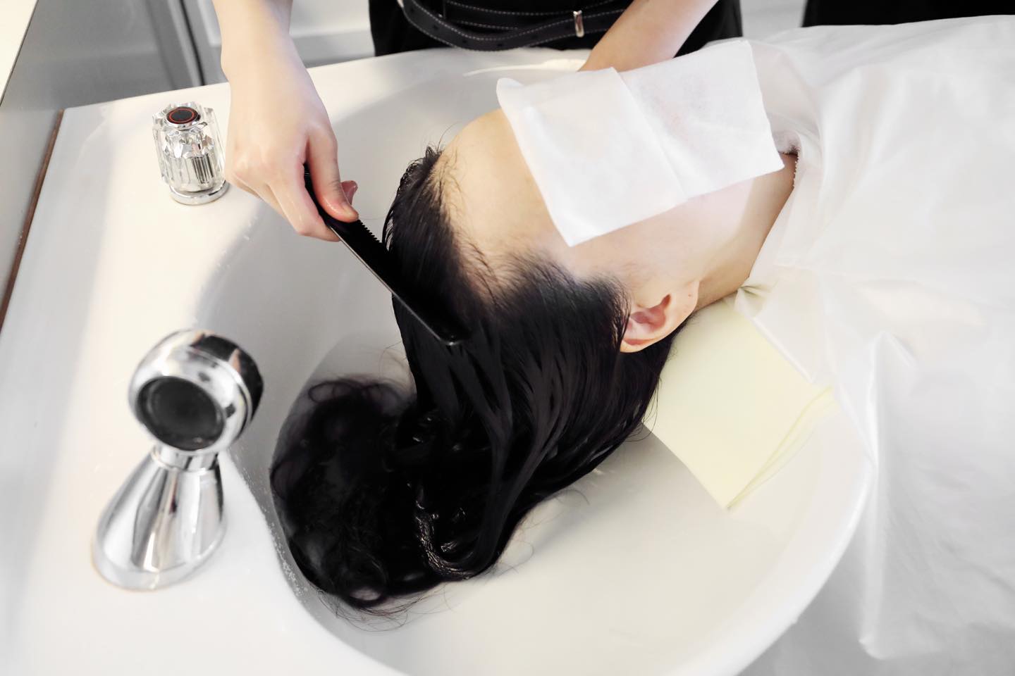 泡立たないトリートメントはムラづきしやすいもの。コームでとかすのは、トリートメント剤をまんべんなく広げる効果も。