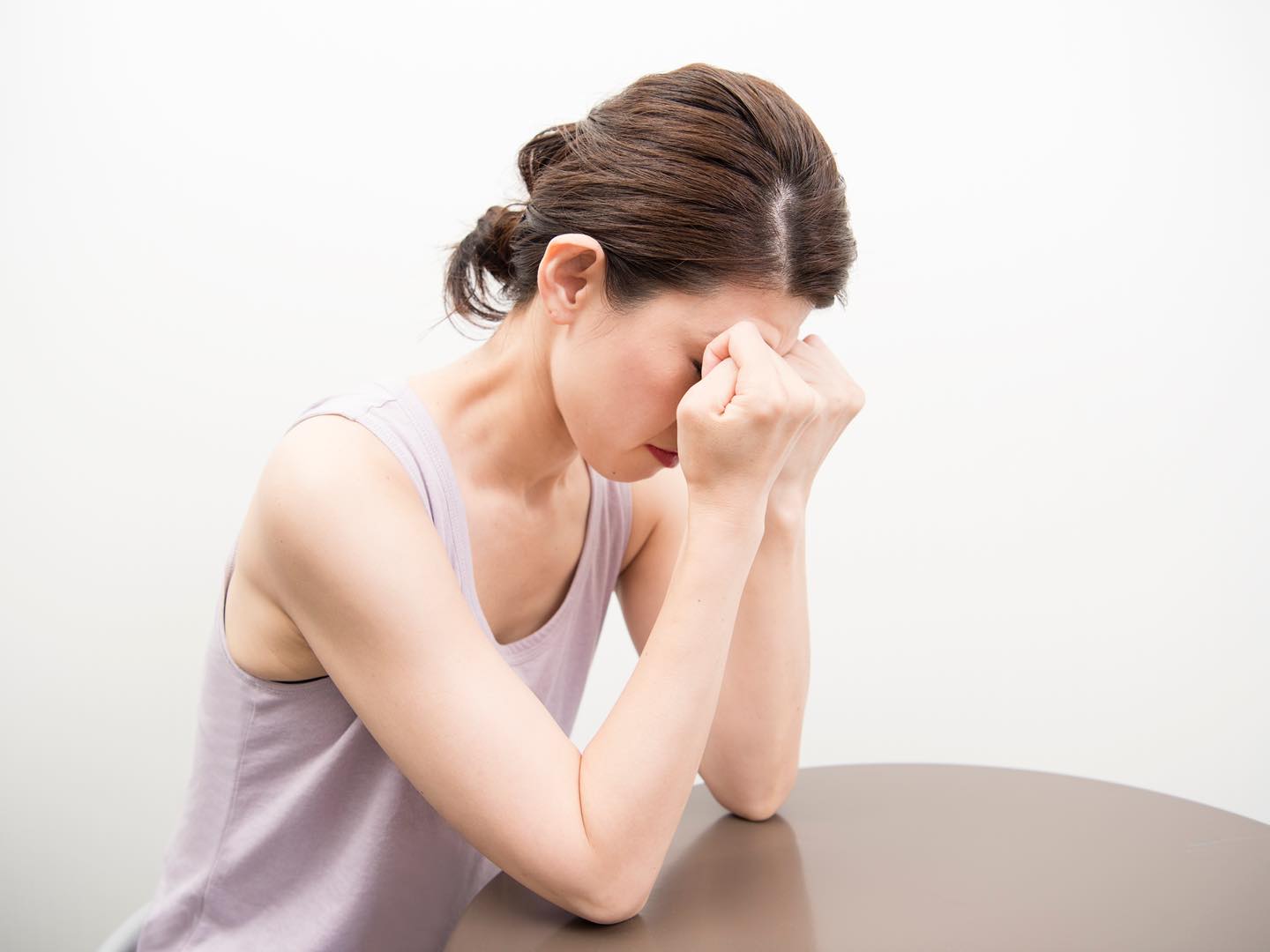 女性が額のマッサージをしている様子