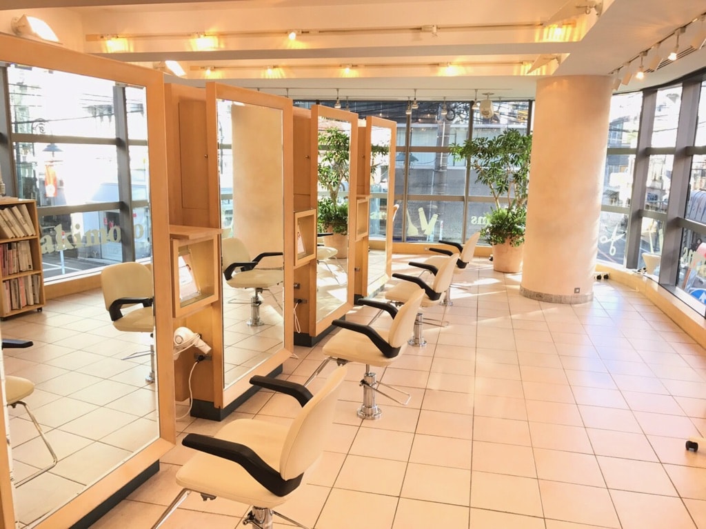 kakimoto armsの本店。スタイリスト、ヘアカラーリスト、ネイリストが「自由が丘スタイル」を提案してくれる。