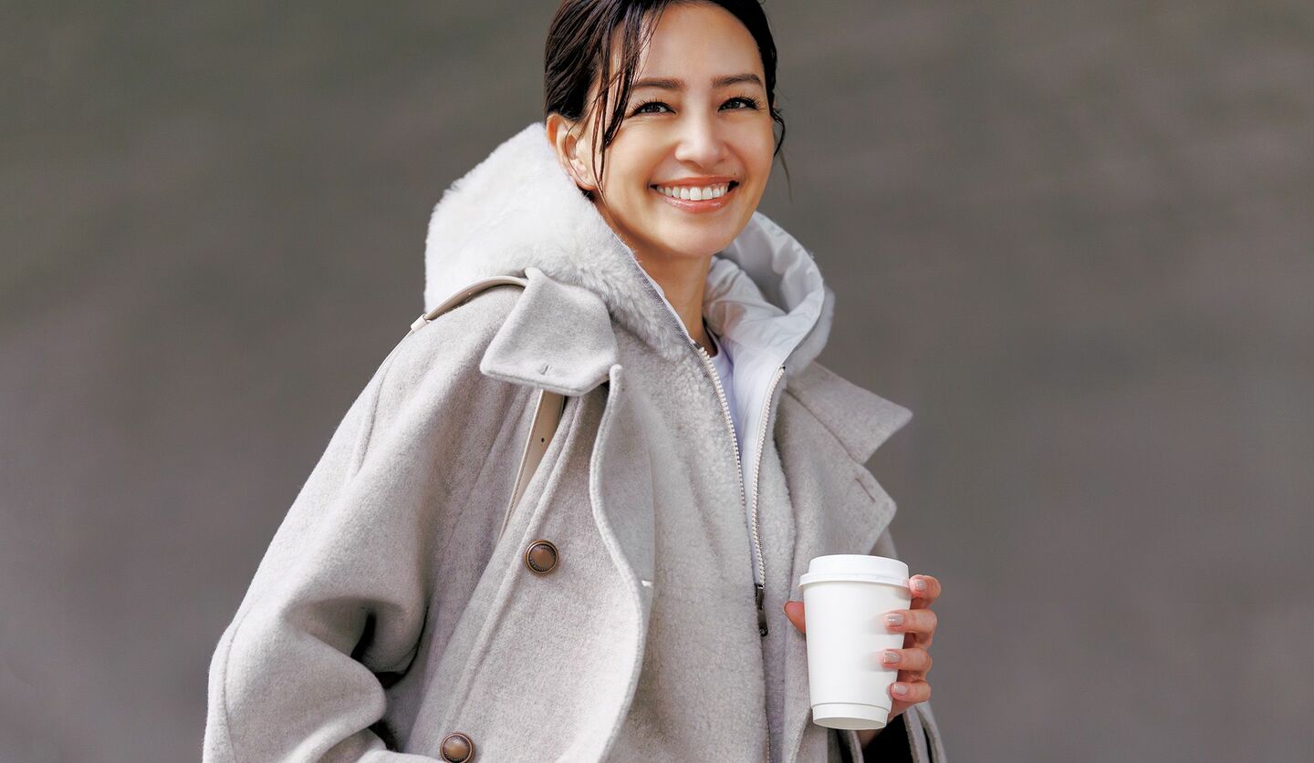 「ブルネロ クチネリ」のファージレとコートを着用したモデル