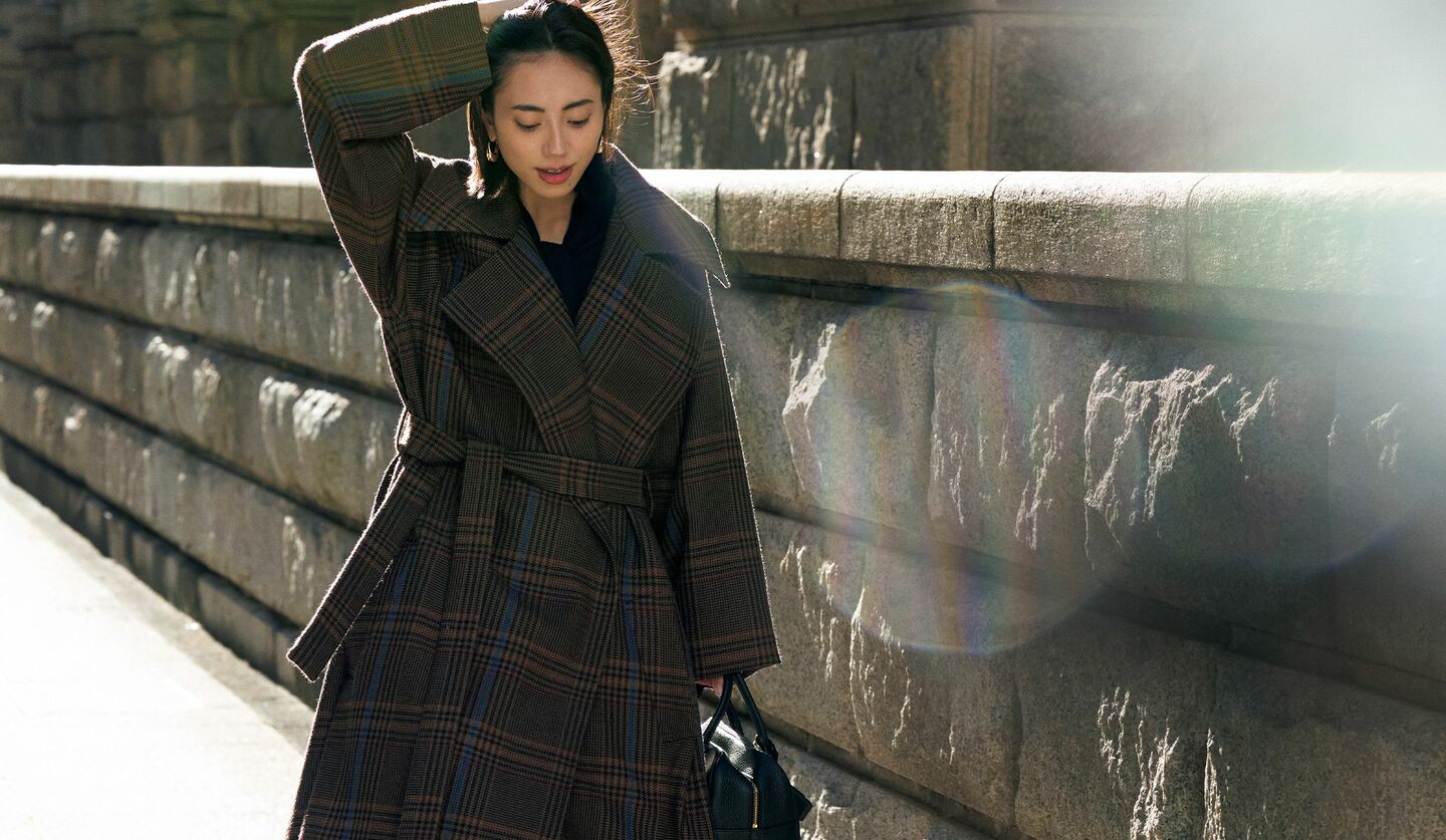 「サンローラン」のラップコートを着用したモデルの土屋巴瑞季さん