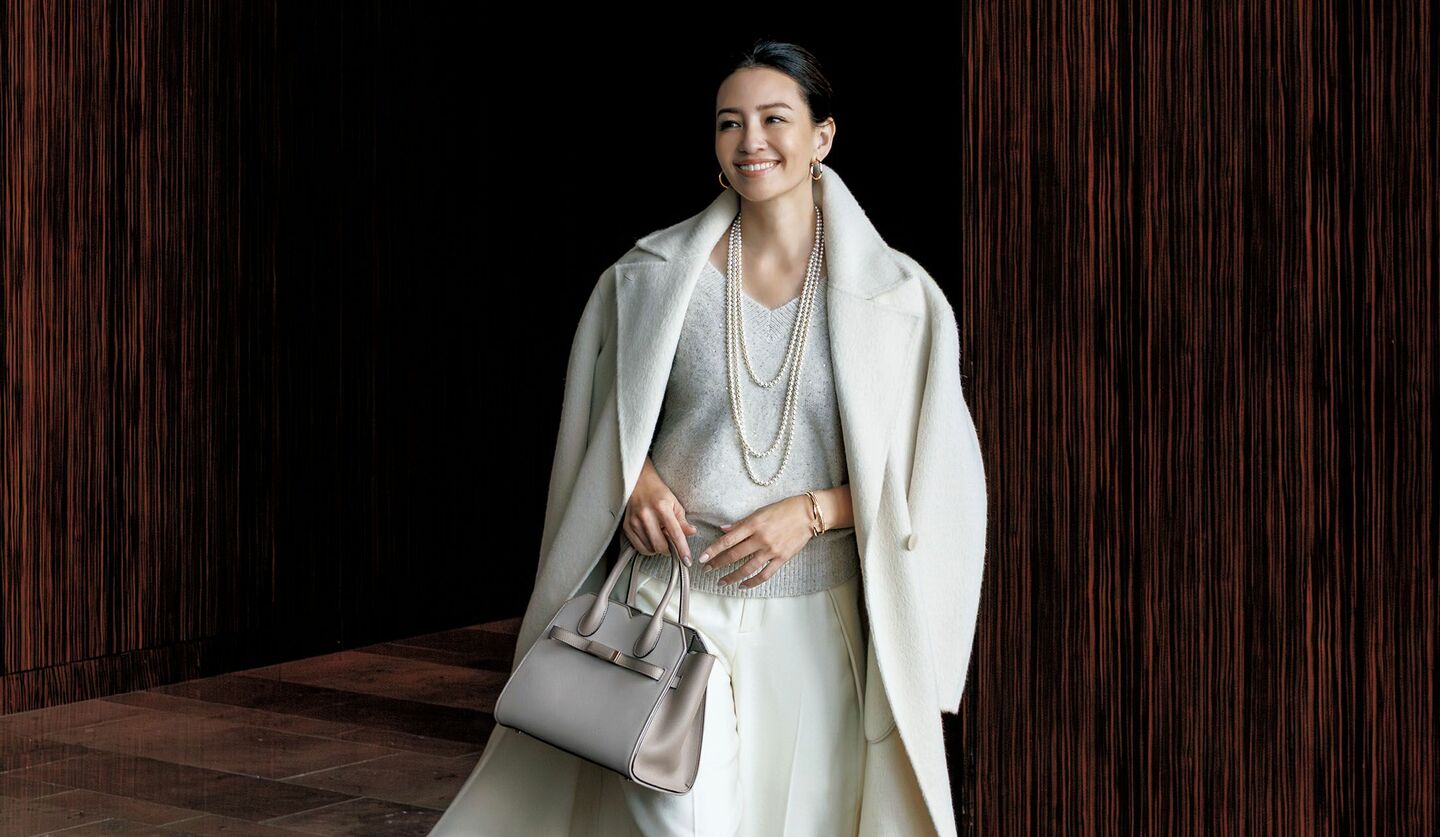 「ジョゼフ」のシャギーコートを着用したモデル