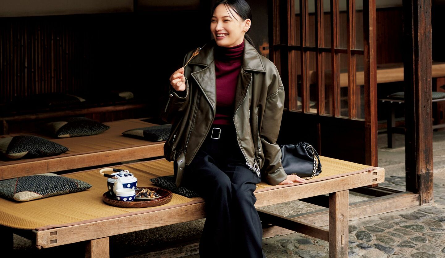 大政 絢さんがまとう「ロエベ」のレザーブルゾンの装い
