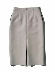 後ろはスリットではなくボックスプリーツ入り。歩いたときにひざ裏が見えず上品な印象。