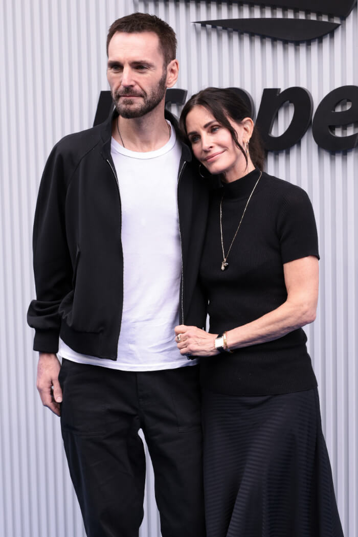 左は、夫のジョニー・マクデイド。