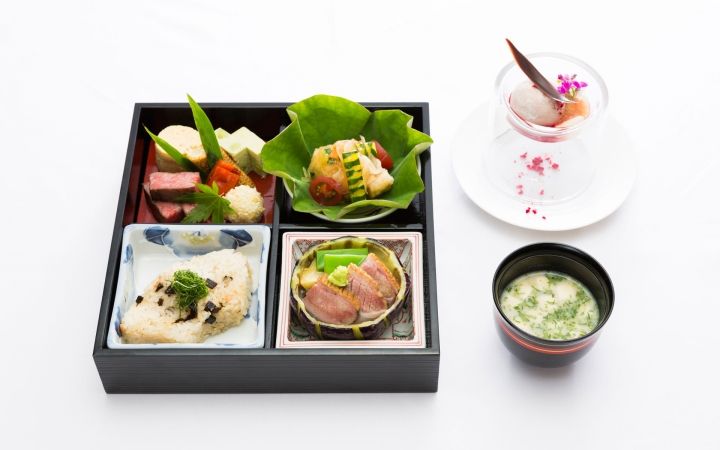 「和 松花堂弁当」¥23,500 【提供会場】日本料理「彩」(ランチタイム、ディナータイム問わず、営業時間内で提供可能)